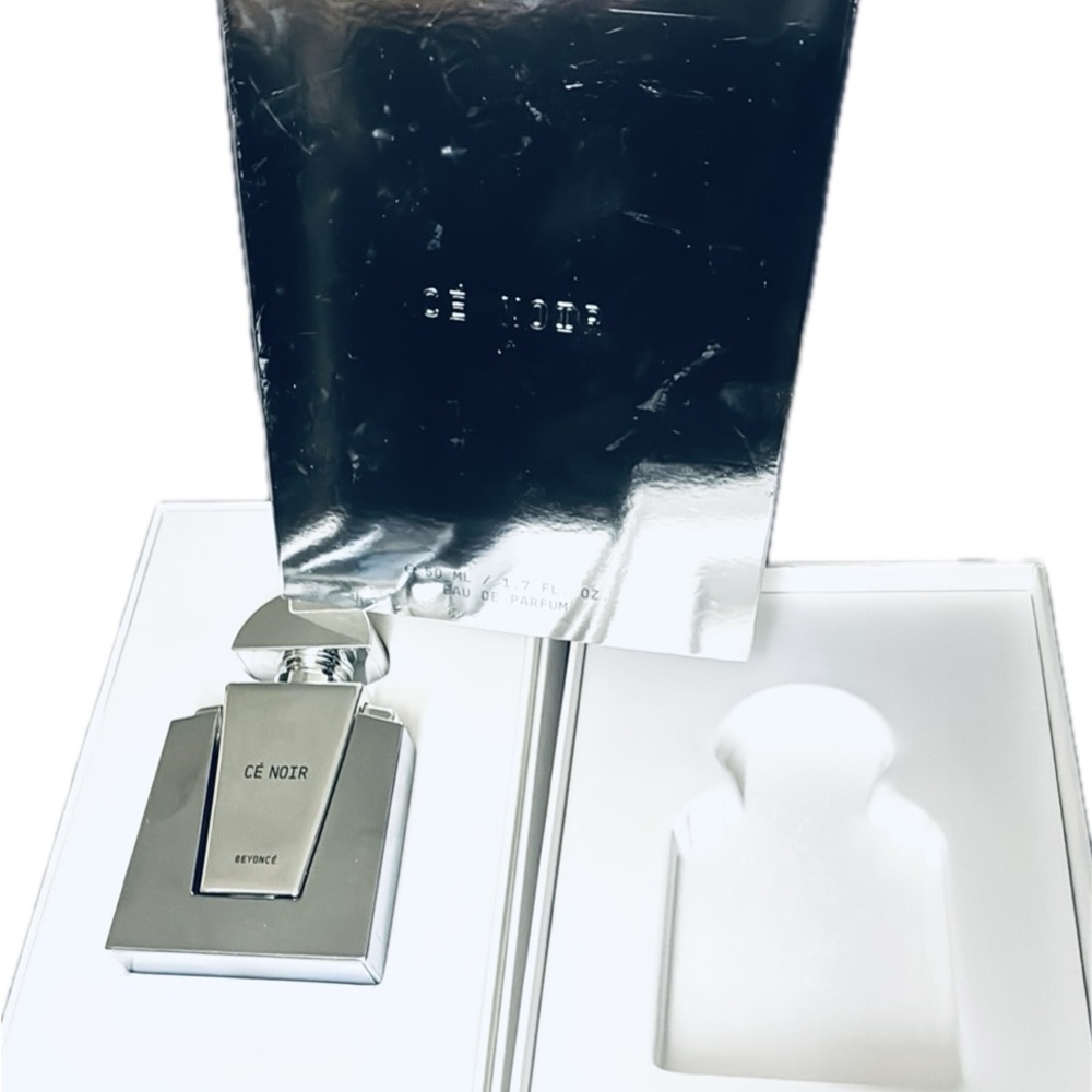 nOir Jewelry Silver Accessory Display